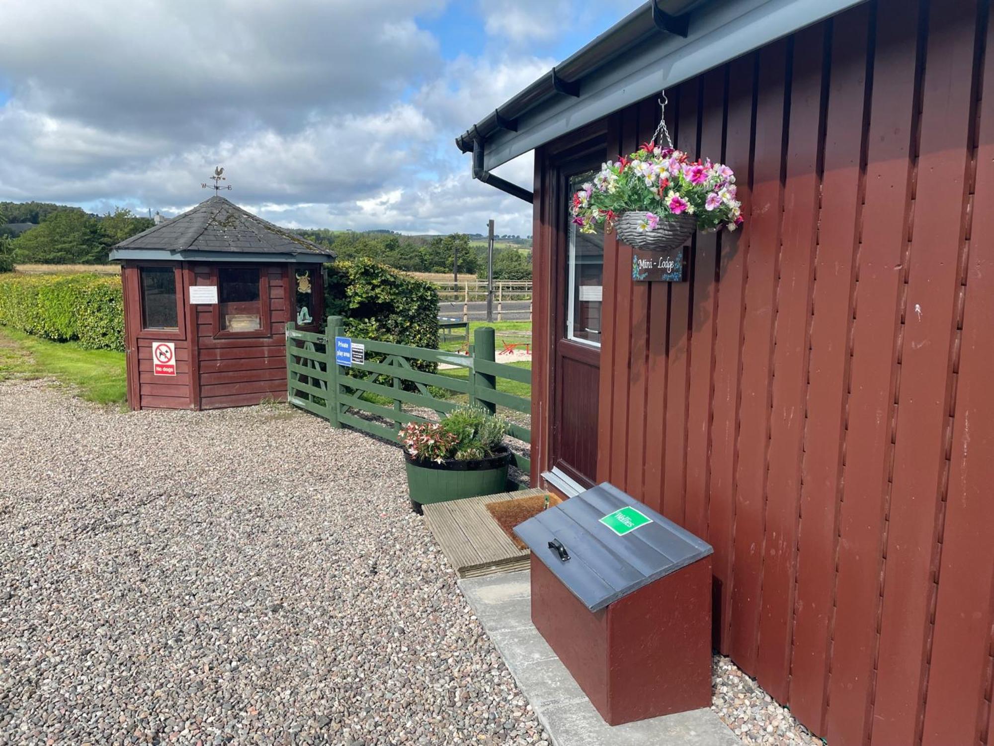 Wellsfield Farm Holiday Lodges Stirling Bagian luar foto